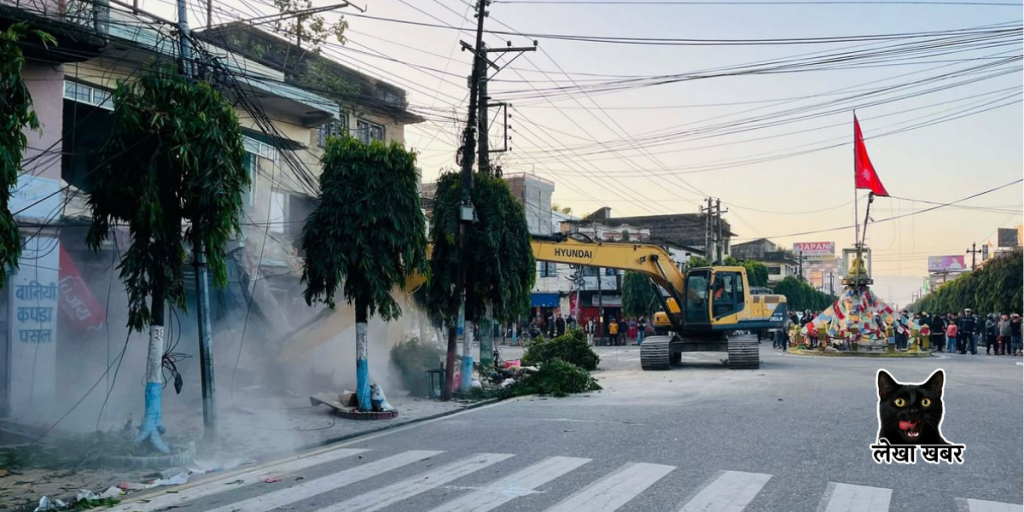 हेटौंडा बजार क्षेत्रमा सडक विस्तारका लागि डोजर चलाएर अतिक्रमित संरचना भत्काउँदै