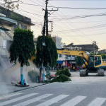 हेटौंडा बजार क्षेत्रमा सडक विस्तारका लागि डोजर चलाएर अतिक्रमित संरचना भत्काउँदै