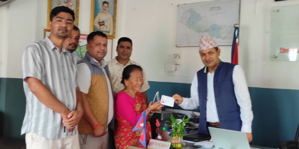 ७२ वर्षपछि नागरिकता प्राप्त गर्दै दुर्गा ठकुरी