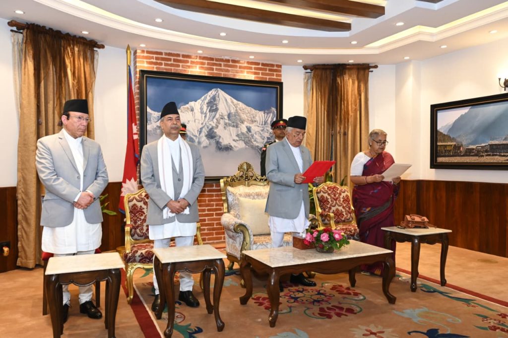 नेपालको पहिलो महिला प्रधानमन्त्रीका रुपमा कार्कीले लिइन सपथ