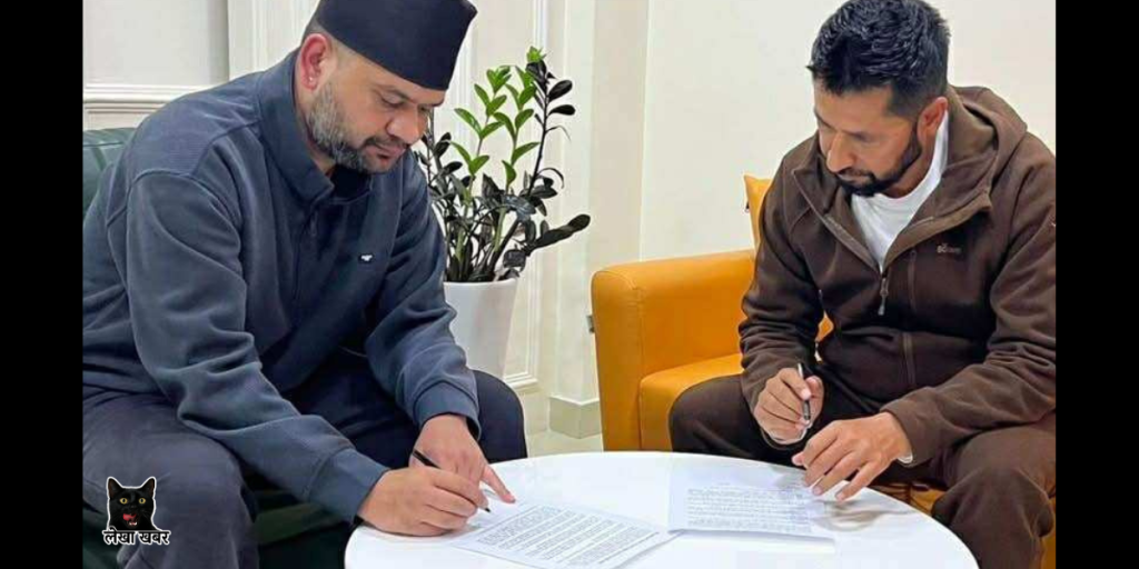 रवि लामिछाने र बालेन शाह ऐतिहासिक ७ बुँदे सहमतिमा हस्ताक्षर गर्दै
