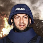 जलेको गाडी र अल जजीराका पत्रकार मोहम्मद विशाको तस्विर, गाजा नरसंहारको दृश्य